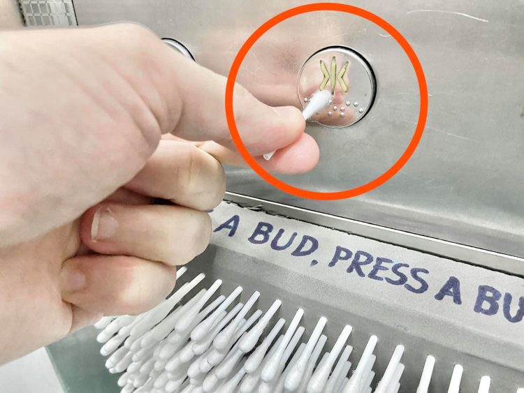 Guna Putik Kapas (Cotton Bud) Dalam Lif