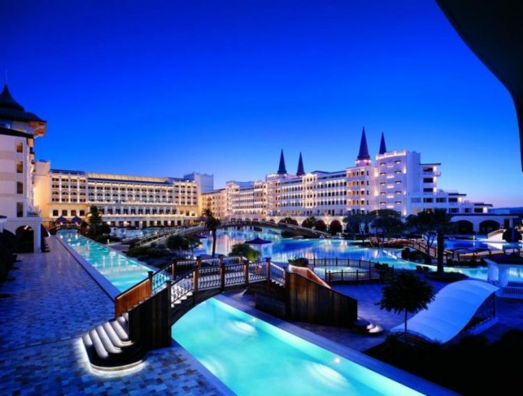 Senarai Penuh Perkhidmatan Yang Dibenarkan Beroperasi